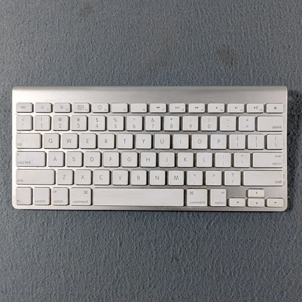 Apple Wireless Keyboard A1255 Silver Bluetooth for Mac iPad iPhone OS